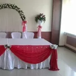 Декор свадебного зала шарами,  цветами,  текстилем.