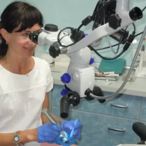 Врач-стоматолог предоставляет полный комплекс стоматологических услуг