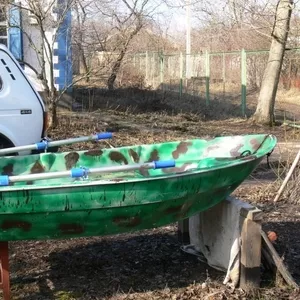 Гребная стеклопластиковая лодка 