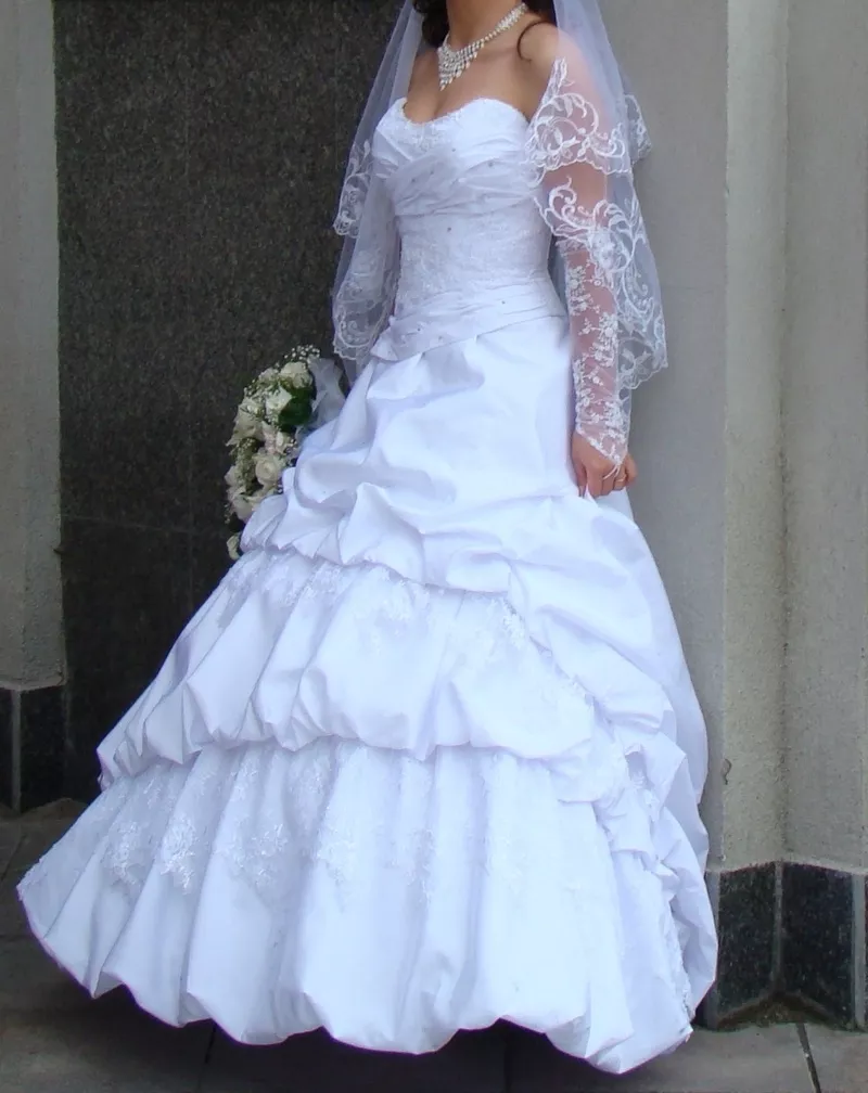 Продам шикарное,  в отличном состоянии свадебное платье