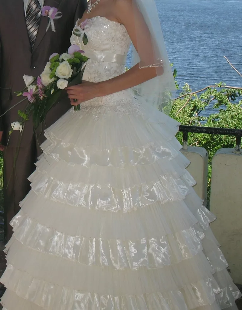 Красивое свадебное платье цвета шампань