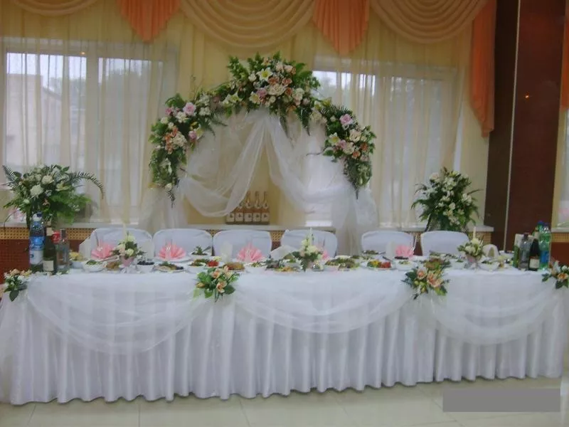 Декор свадебного зала шарами,  цветами,  текстилем. 2