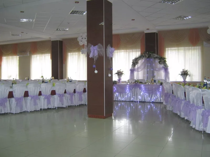 Декор свадебного зала шарами,  цветами,  текстилем. 3