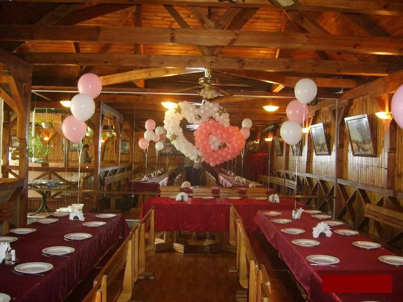 Декор свадебного зала шарами,  цветами,  текстилем. 6
