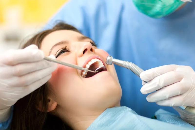 Лечение зубов и установка фотополимерной пломбы